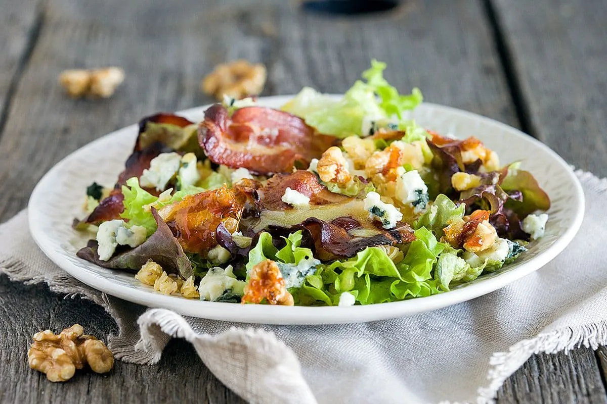 Herfstsalade met spek, linzen en kaas