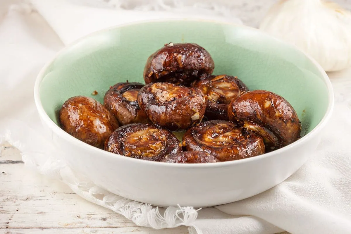 Gemarineerde kastanjechampignons van de barbecue
