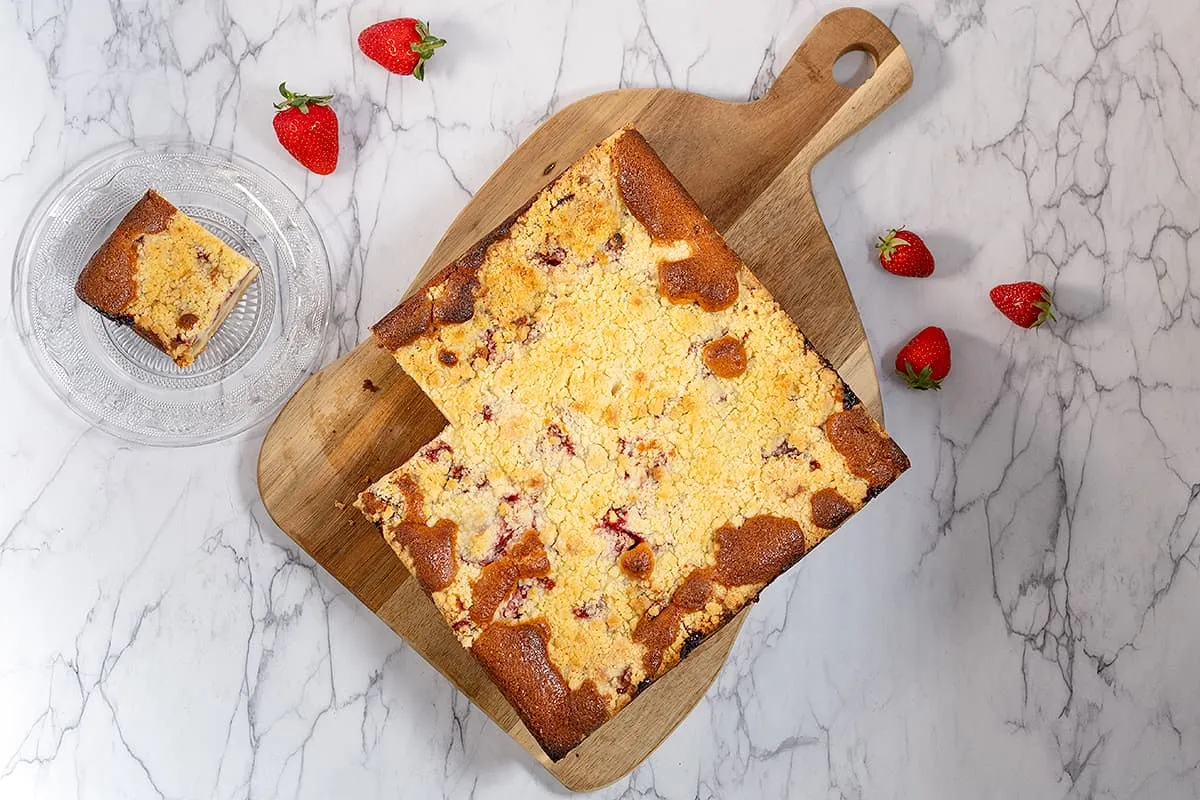 Rabarber-aardbei crumble cake - een smeuïge cake met kruimels