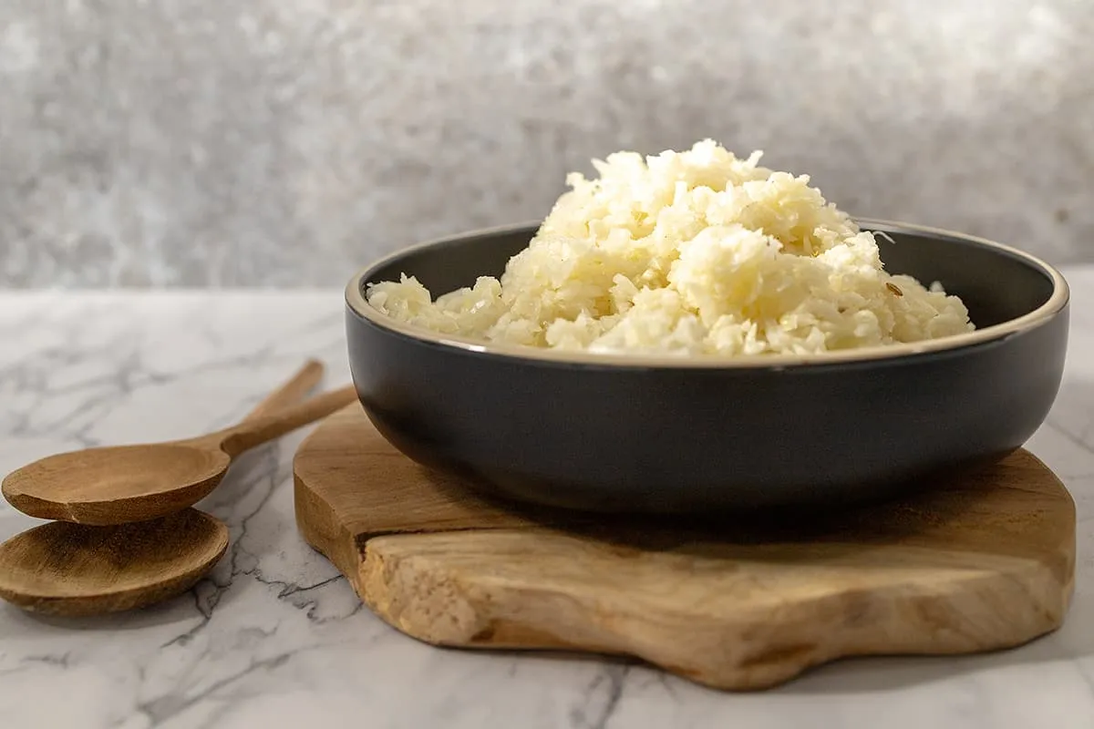 Oostenrijkse witte koolsalade - een frisse salade met karwijzaad