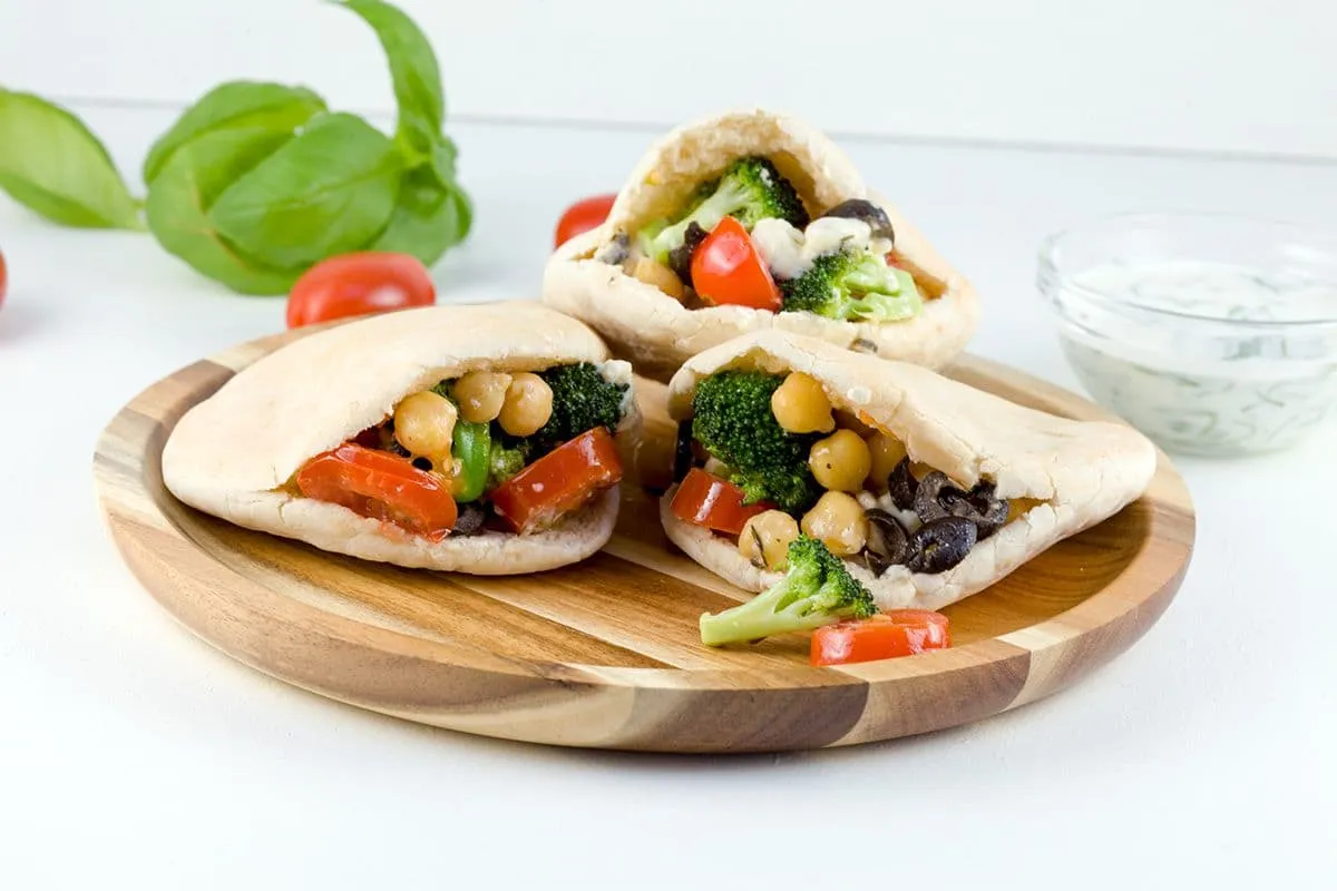 Mini pitabroodjes met kikkererwten en broccoli