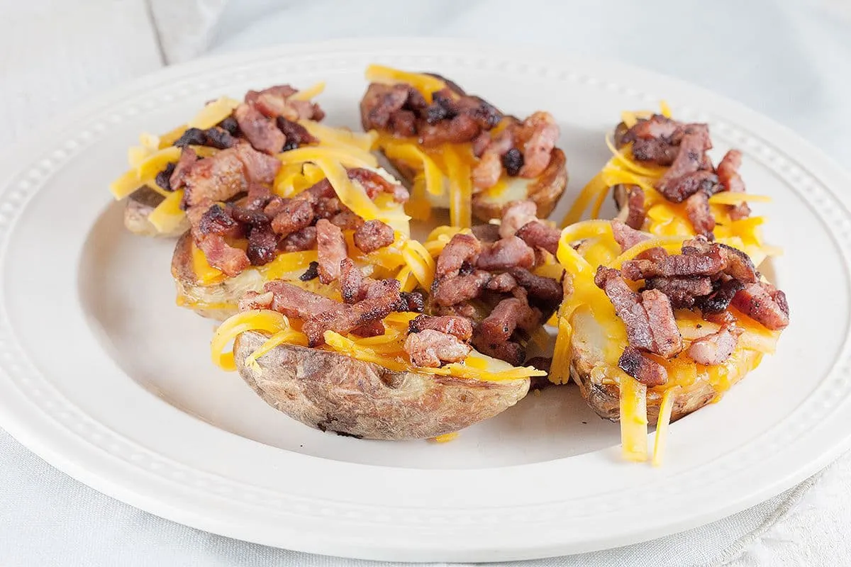 Potato skins met cheddar van de barbecue