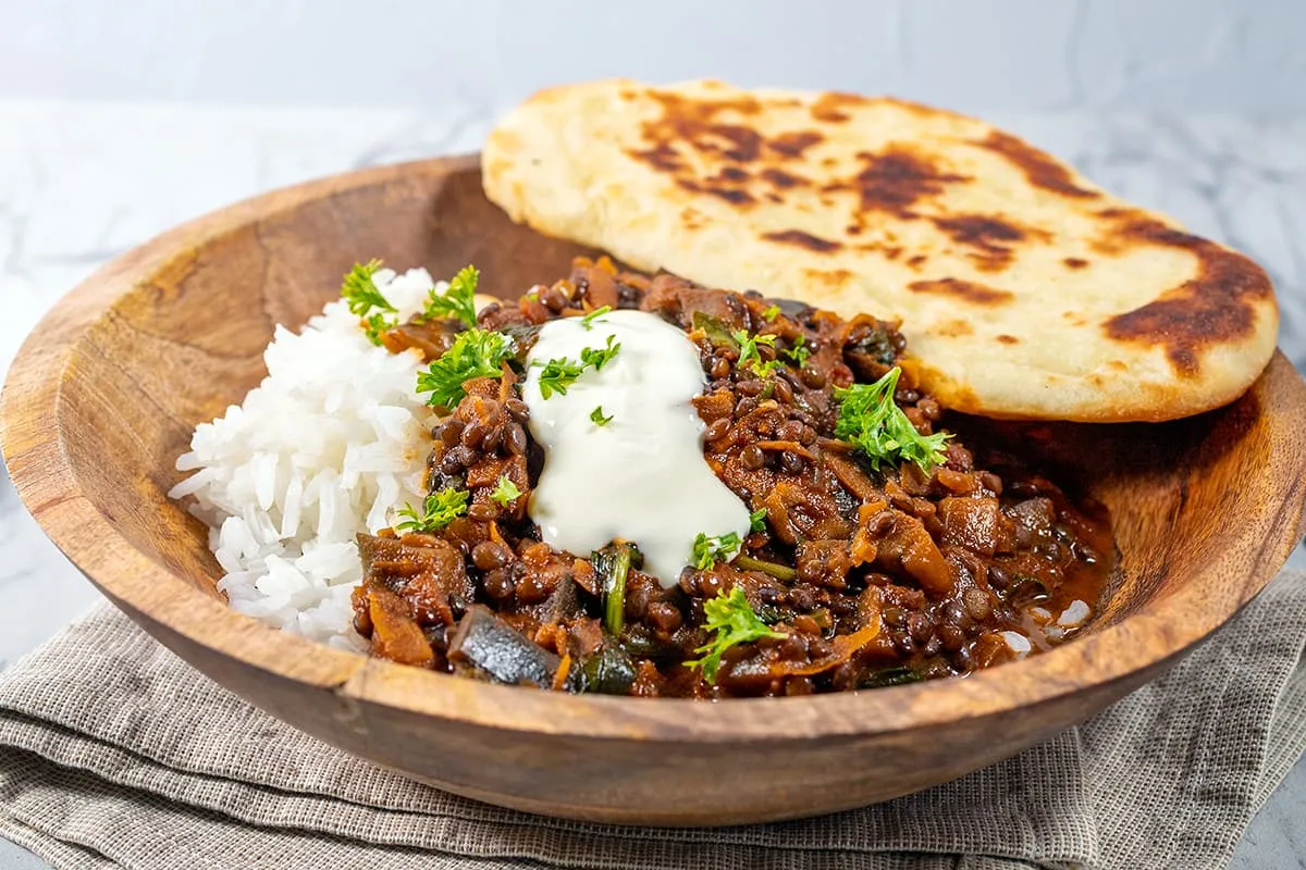 Zwarte linzen curry met spinazie en kokosmelk is een heerlijk vegetarisch stoofpotje