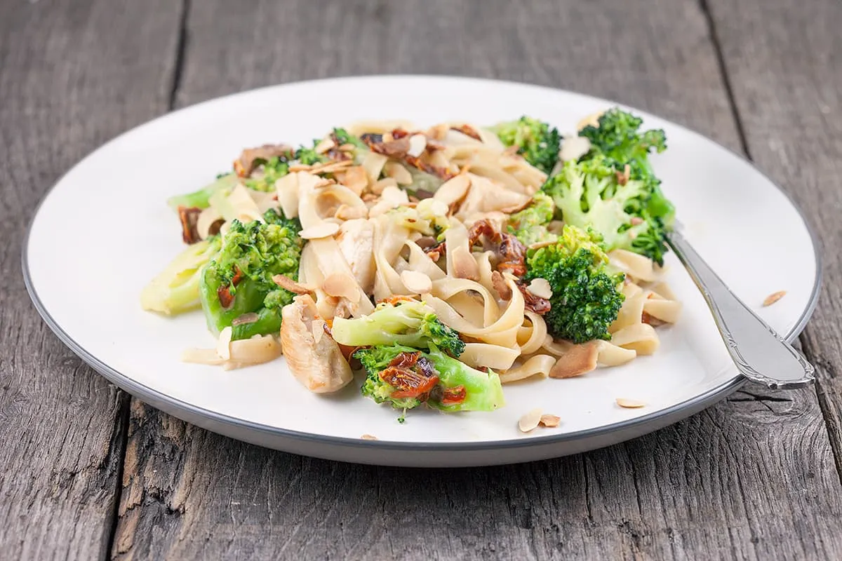 Romige tagliatelle met broccoli en kip