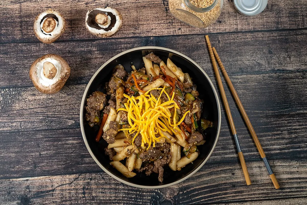 Gungjung tteokbokki - rijstcakes met groenten en rundvlees
