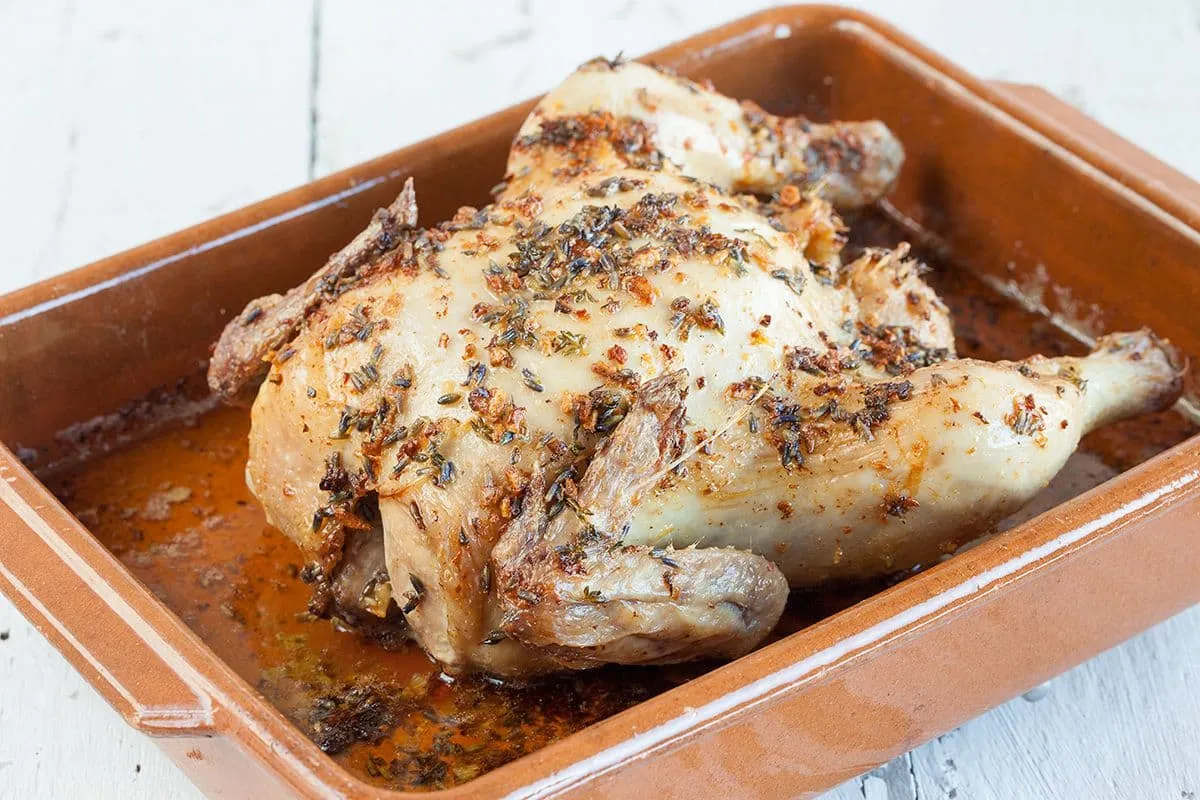 Hele geroosterde kip met knoflook en lavendel