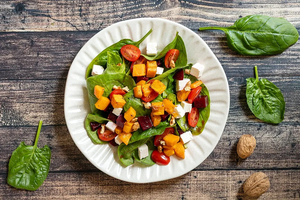 Spinaziesalade met zoete aardappel - heerlijk met rode biet