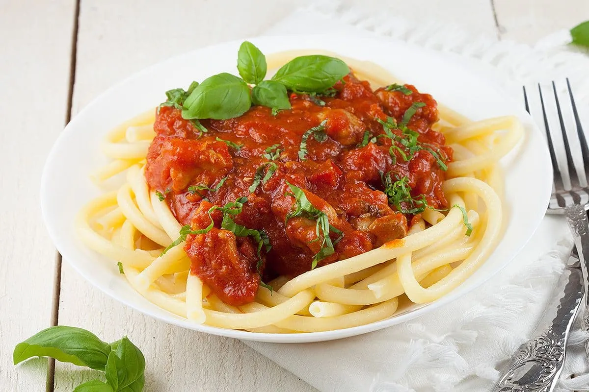Pittige kippendijen tomaten pasta