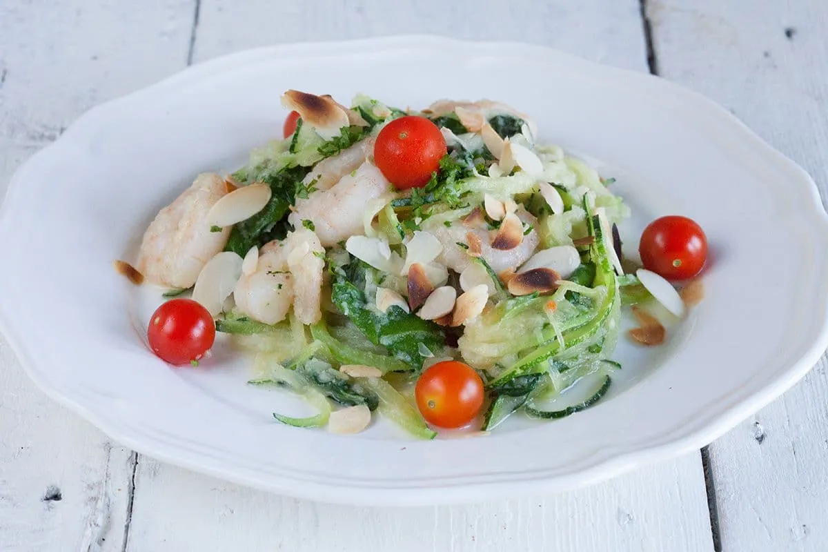 Courgette spaghetti met garnalen en romige bloemkool