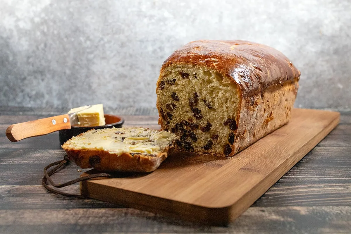 Krentenbrood bakken - heerlijk zacht en smaakvol brood