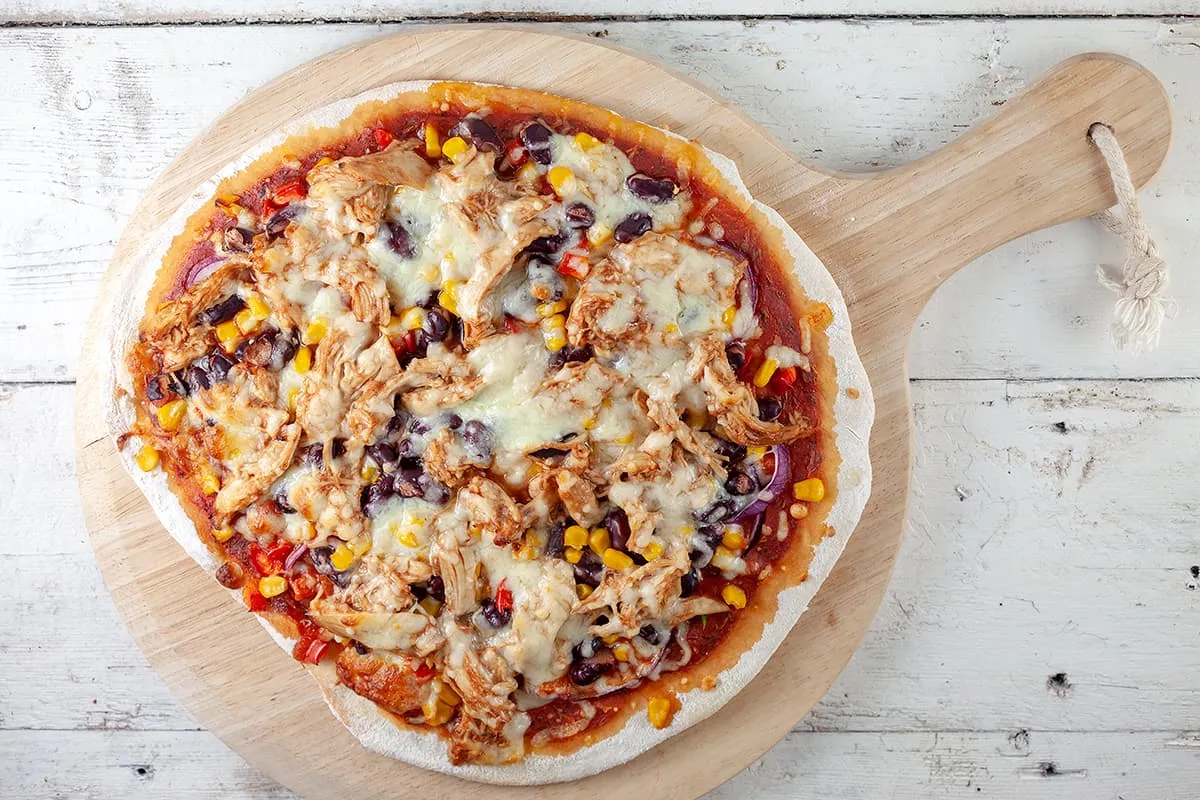 Barbecue kip pizza - lekkere bbq pizza met barbecuesaus