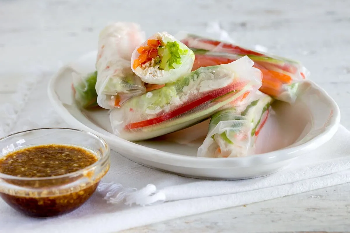 Springrolls met kip en sesamsaus