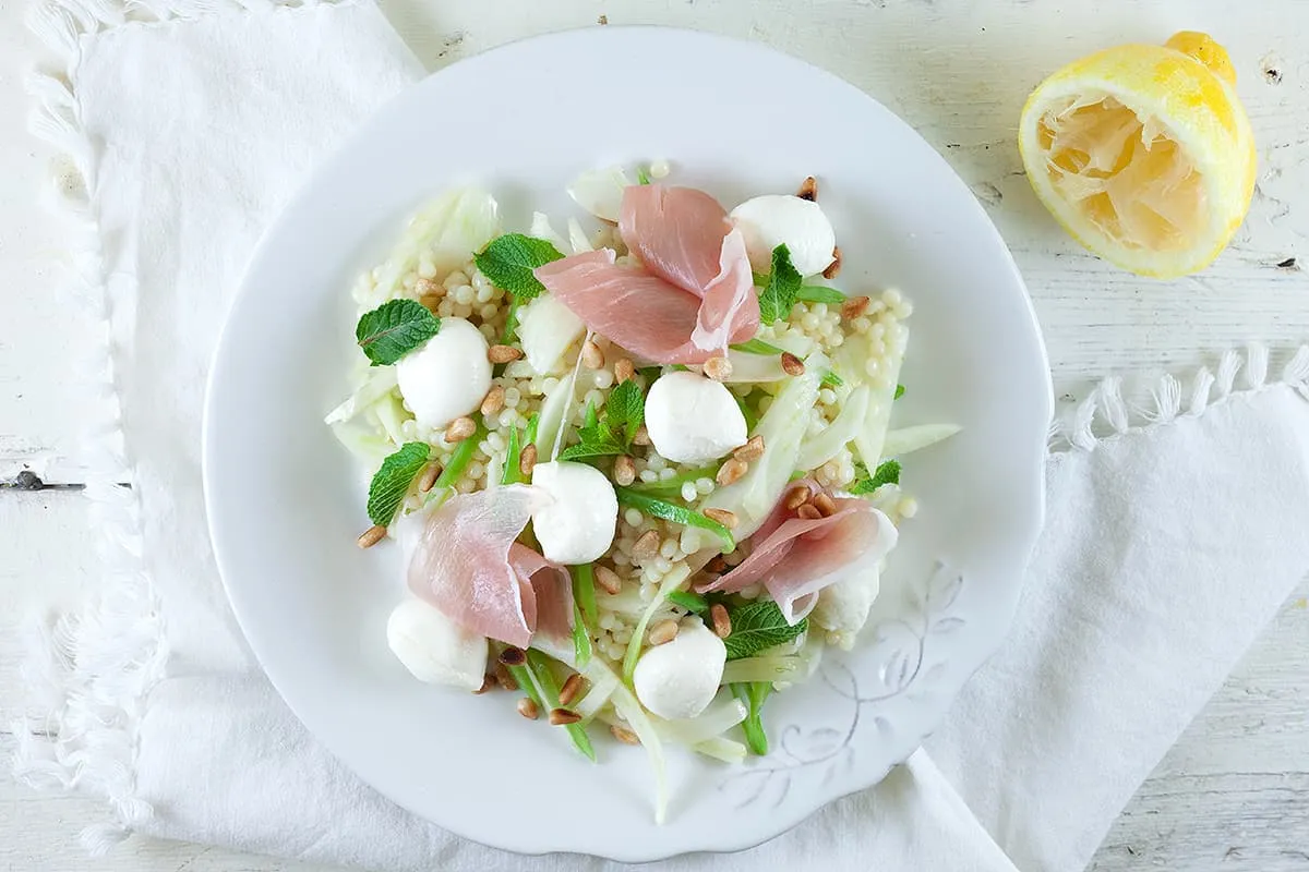 Salade met parelcouscous, mozzarella en venkel