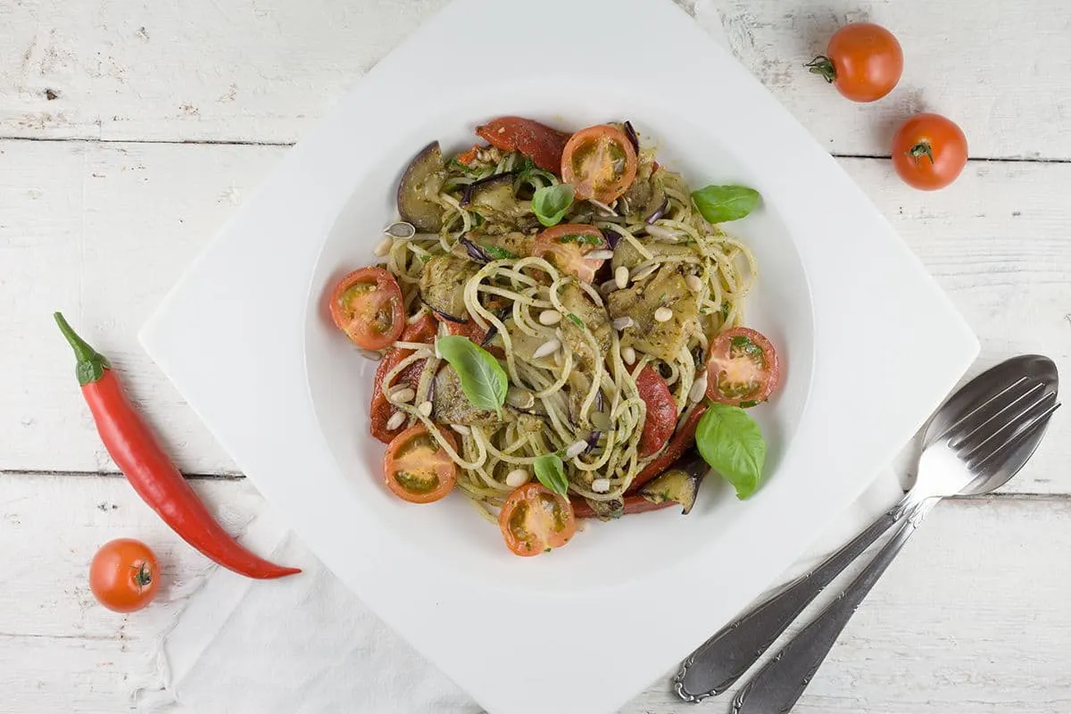 Pasta met geroosterde groenten en pesto