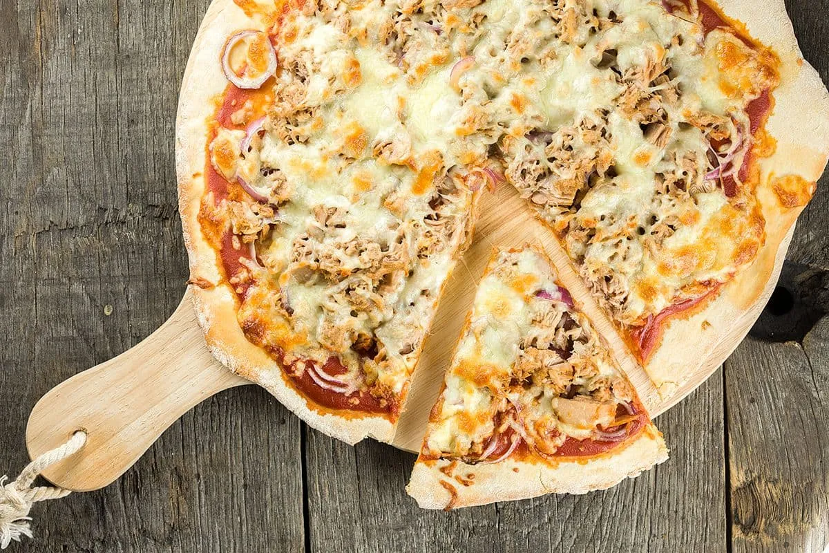 Pizza tonno (tonijnpizza) - makkelijk recept