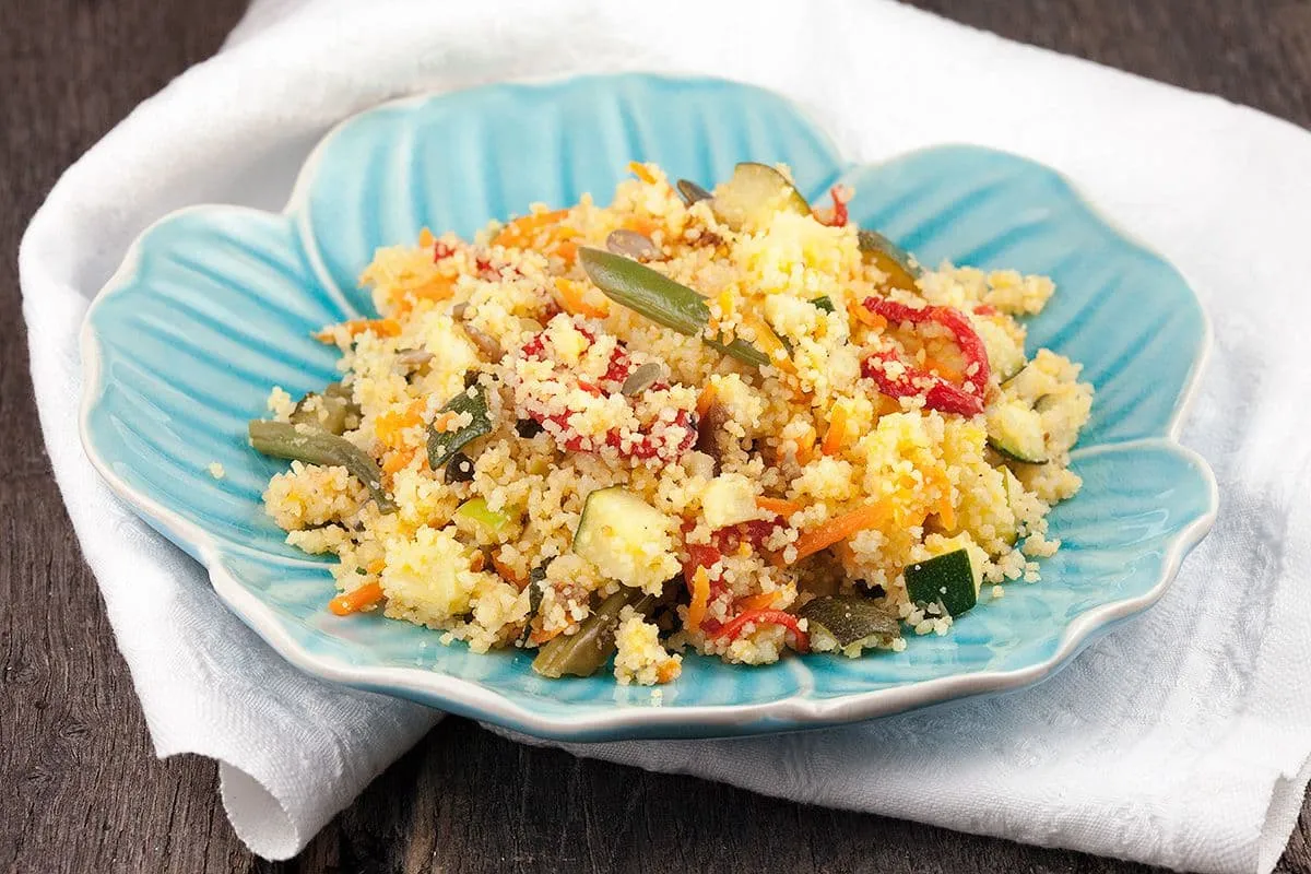 Vegetarische couscous met appel en sperziebonen