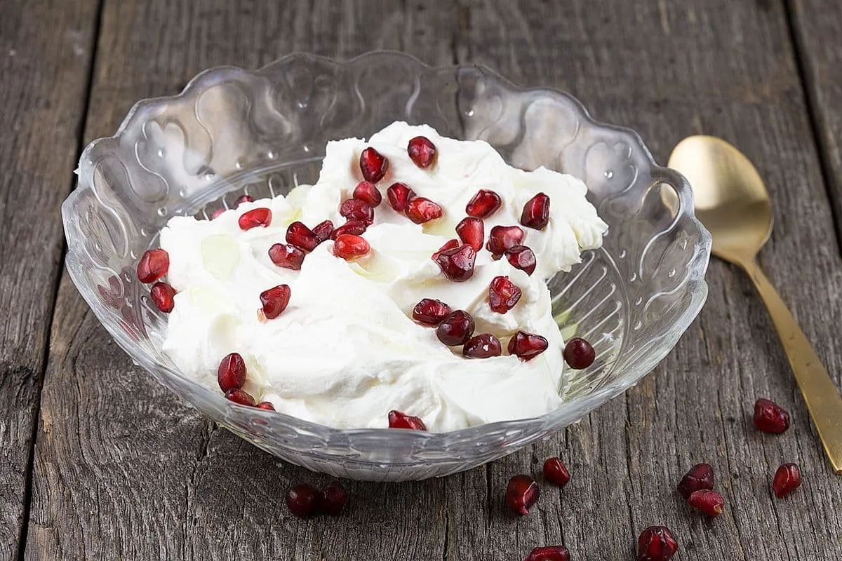 Labneh met knoflook en granaatappel