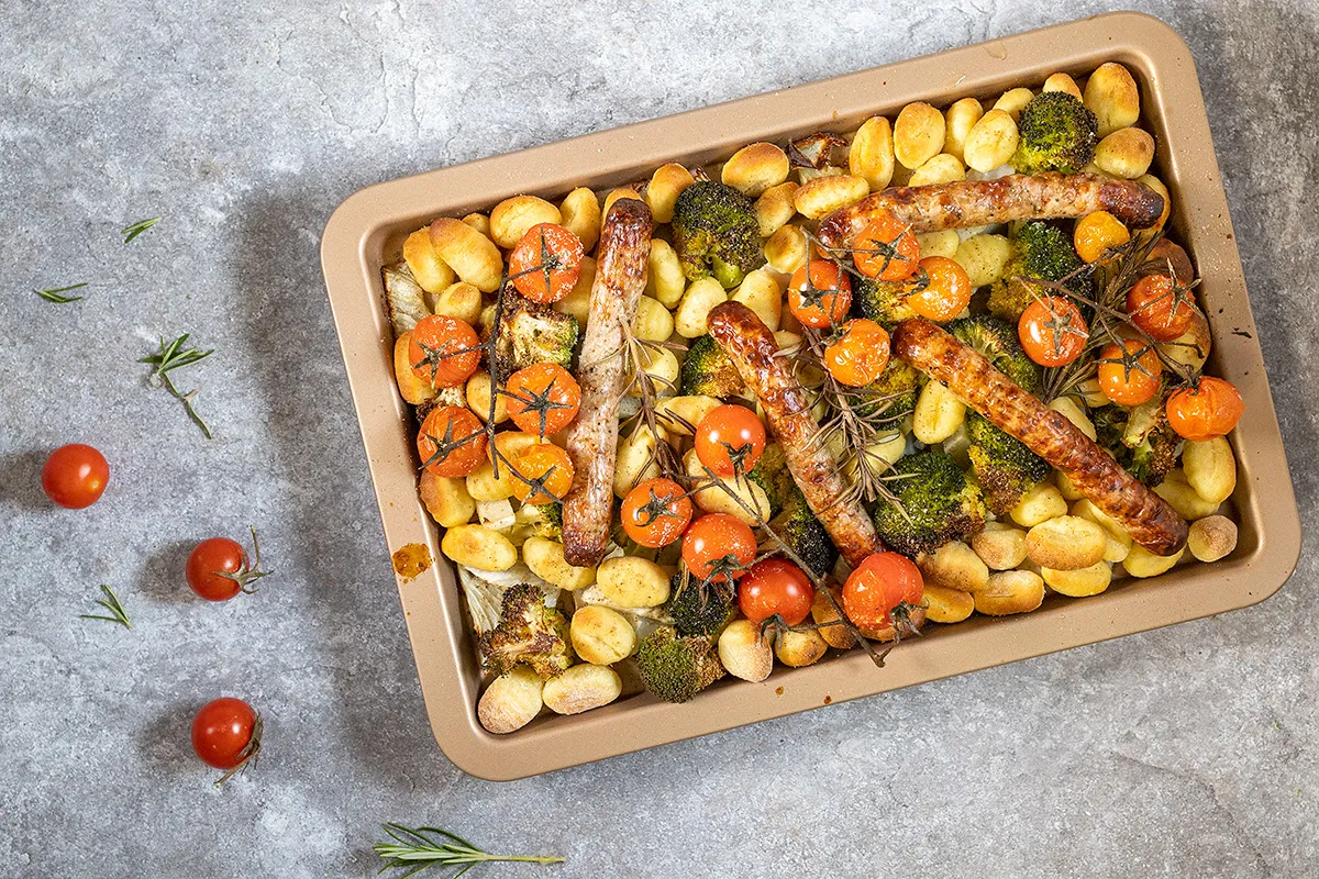 Traybake met gnocchi en chipolata