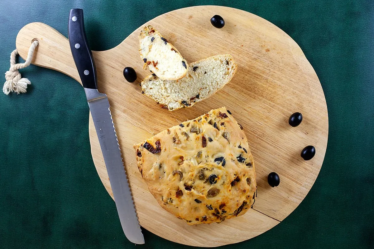 Olijvenbrood met zongedroogde tomaten