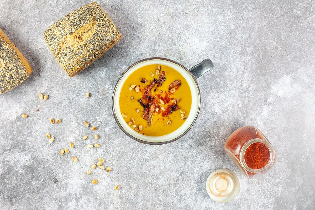 Zoete aardappelsoep met kokosmelk