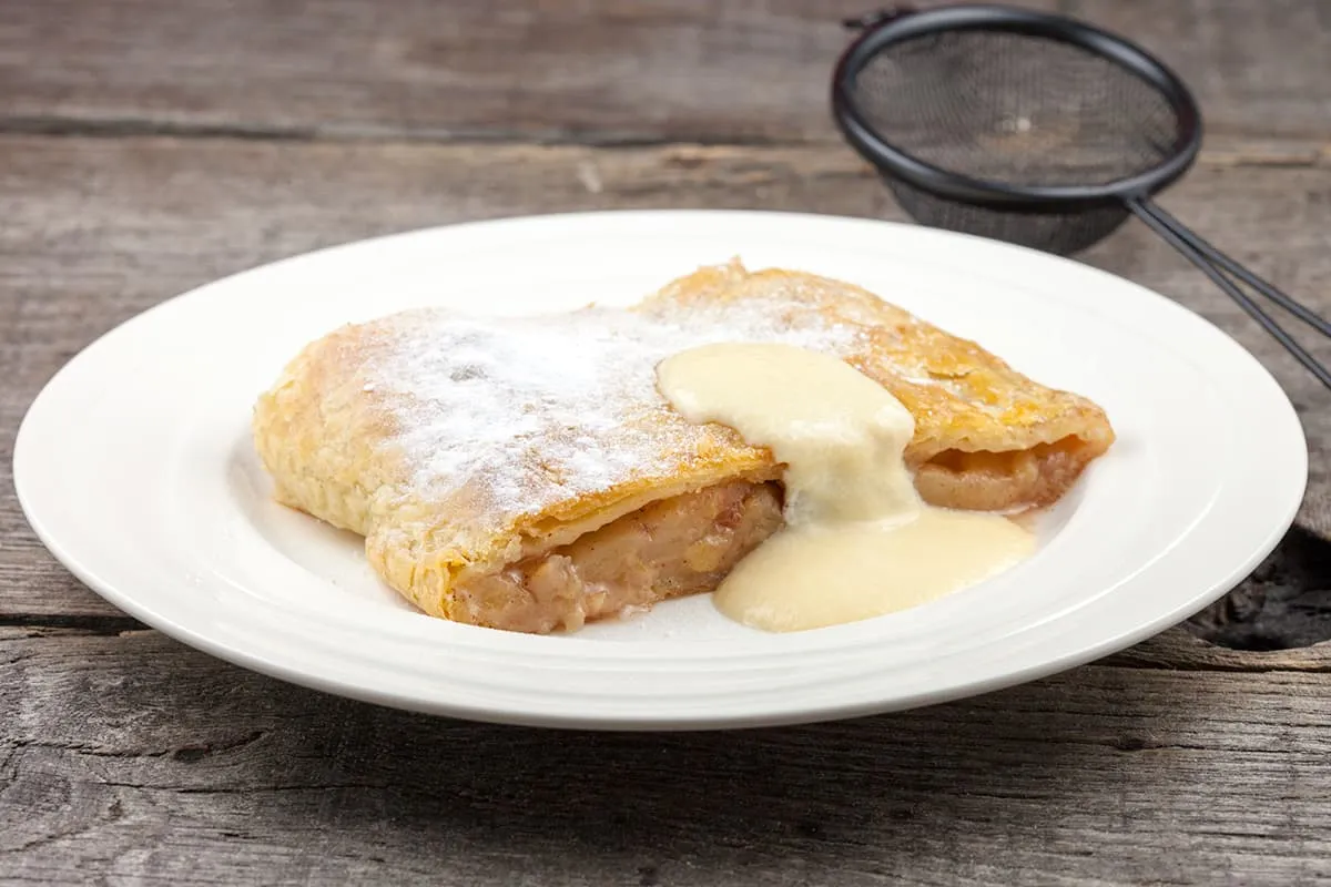 Apfelstrudel met vanillesaus