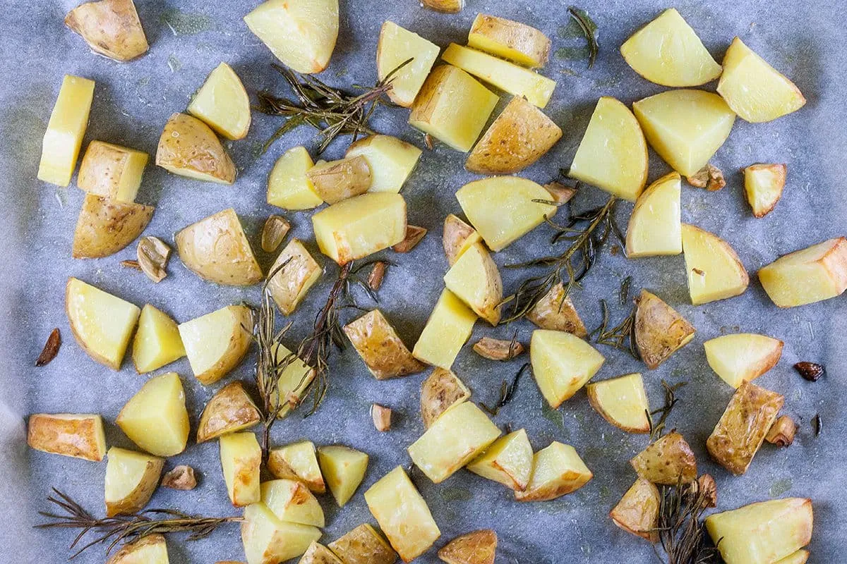 Aardappelpartjes uit de oven met rozemarijn en knoflook