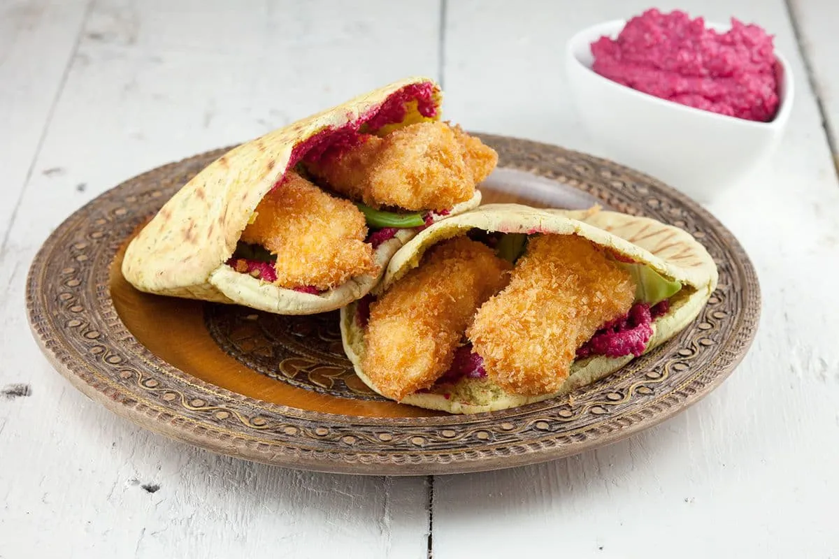 Pita met krokante kip en rode bieten hummus