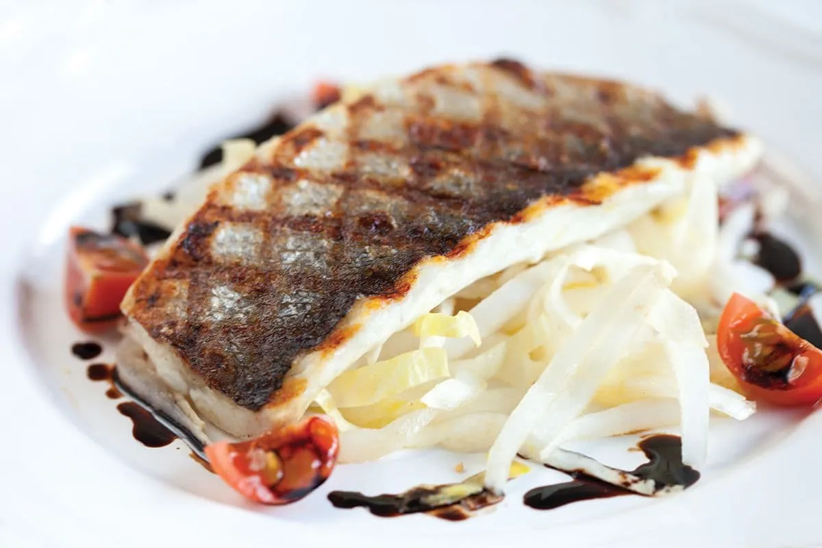 Zeebaars met witlof en balsamico