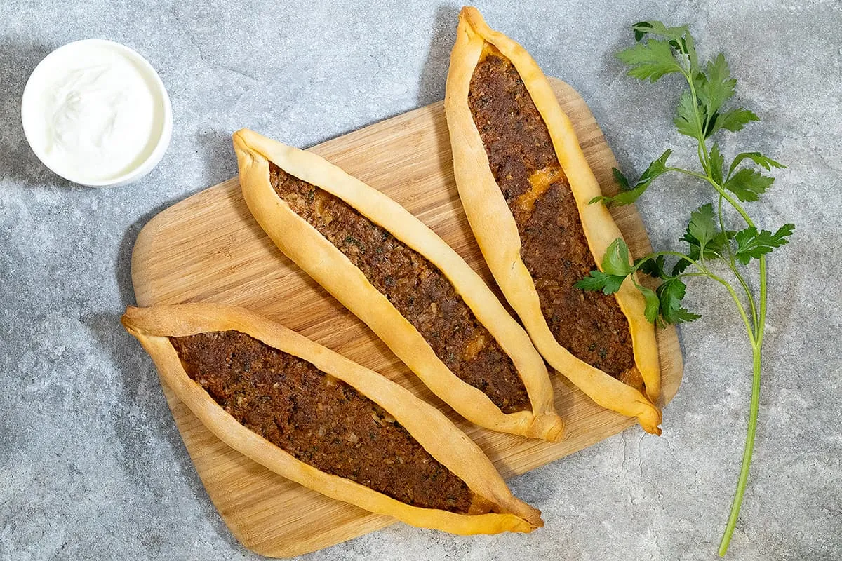 Turkse pide met lamsgehakt