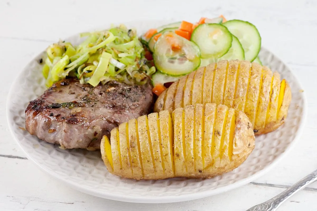 Lamskarbonade met hasselback aardappelen