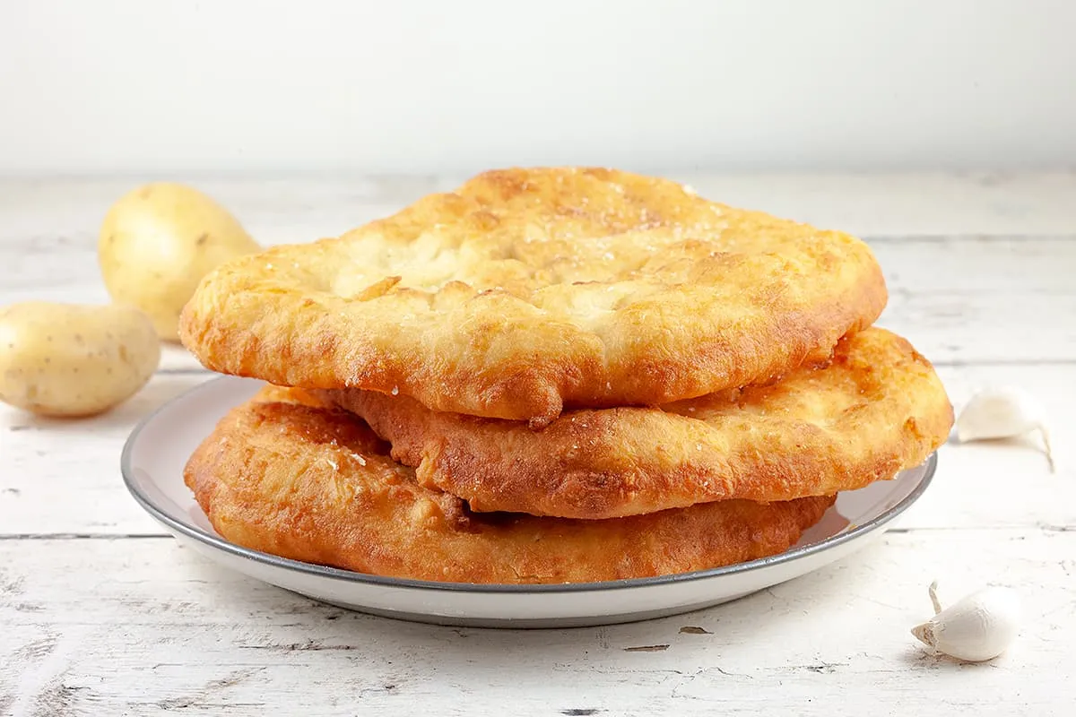 Hongaarse lángos - luchtig gefrituurd brood met aardappel