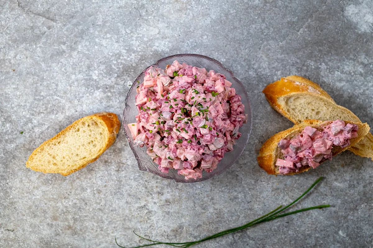 Haringsalade met rode biet - heerlijk romig met een knapperige bite