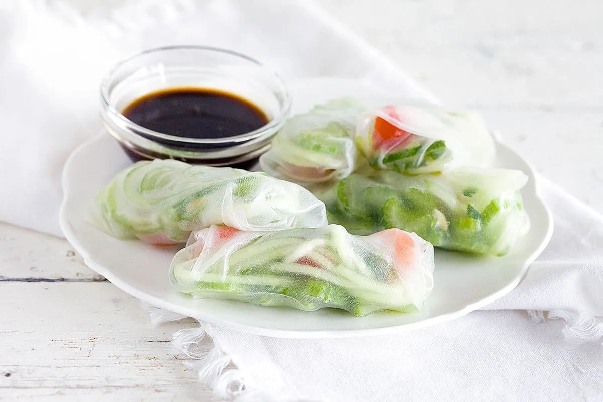 Frisse springrolls met bleekselderij en komkommer