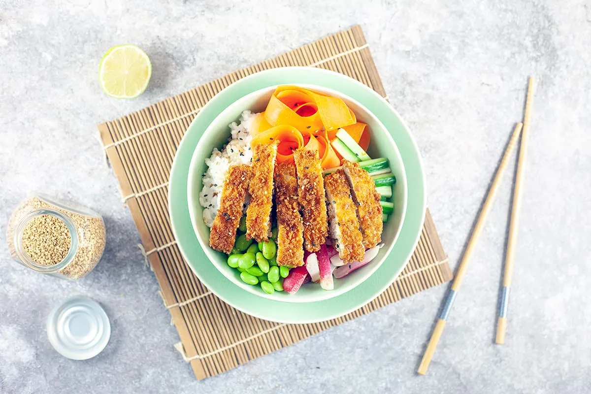 Poké bowl met krokante kip