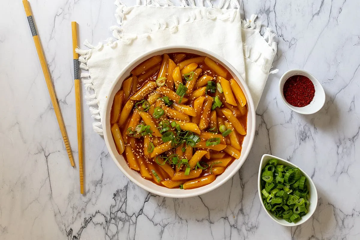 Tteokbokki zijn pittige Koreaanse rijstcakes (langwerpig)