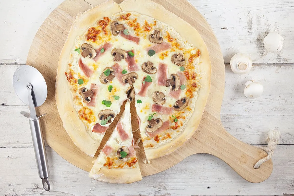 Makkelijke pizza met ham en champignons (lekker en simpel)