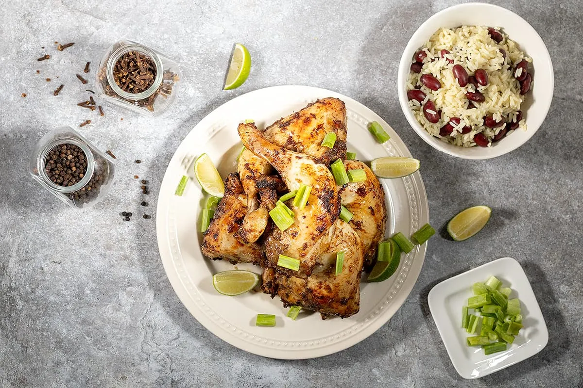 Jamaicaanse kip met rijst en bonen - uit de oven of van de barbecue