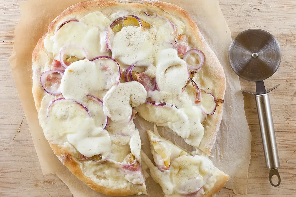 Raclette pizza met lekker veel smeltkaas