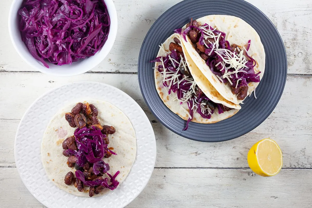 Mini tortilla's met gebakken bonen en rode kool