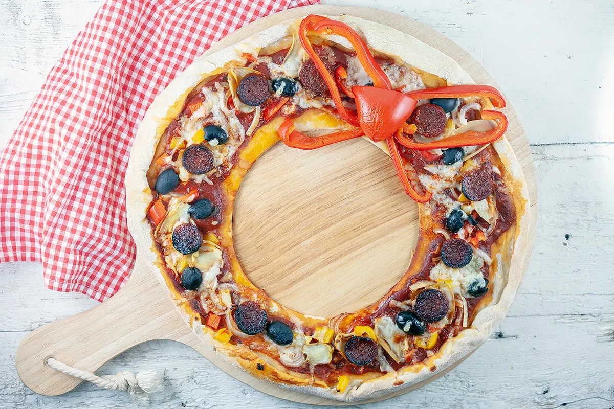 Kerstkrans pizza met chorizo en 3 kleuren paprika