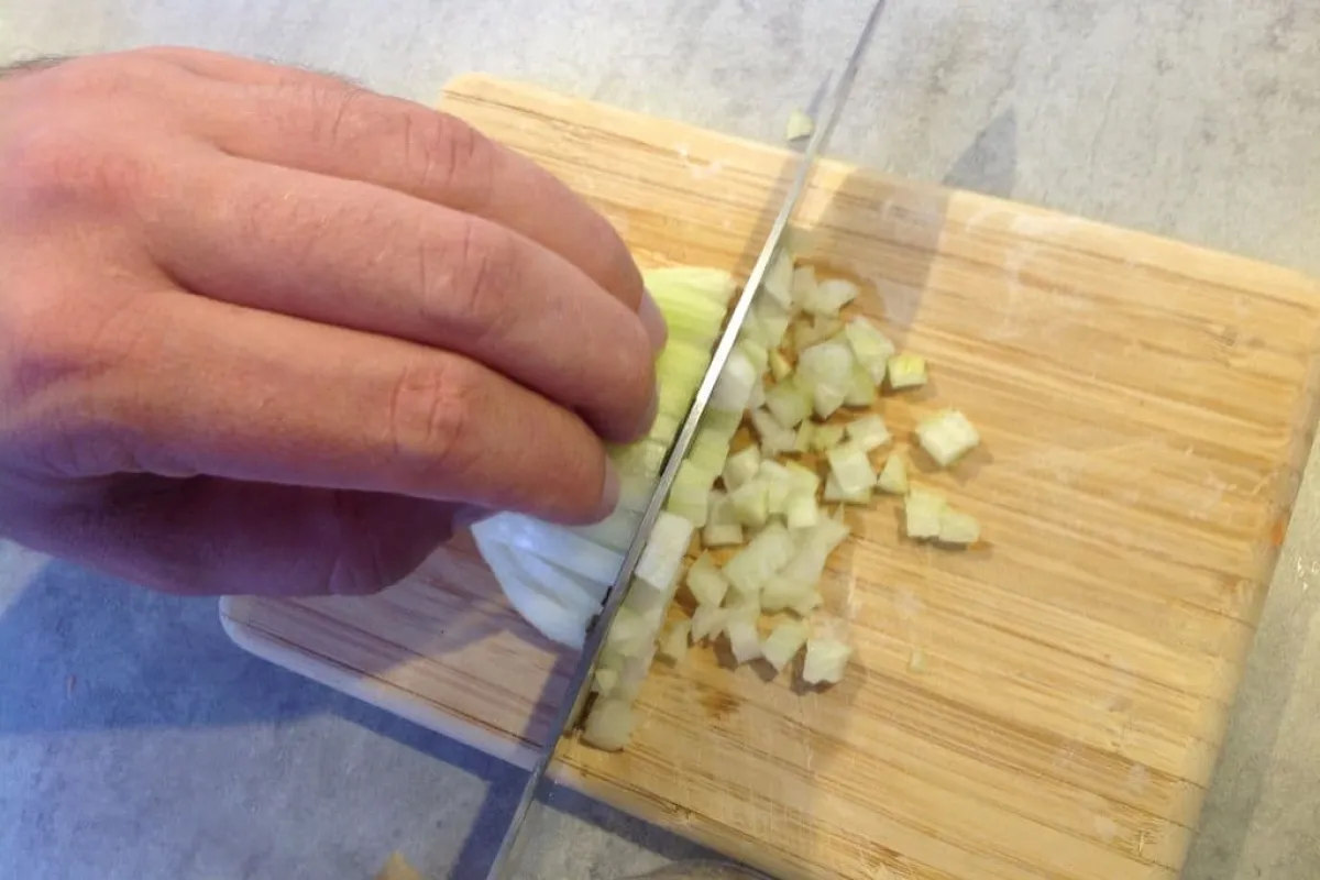 Hoe snijd je een ui in blokjes?