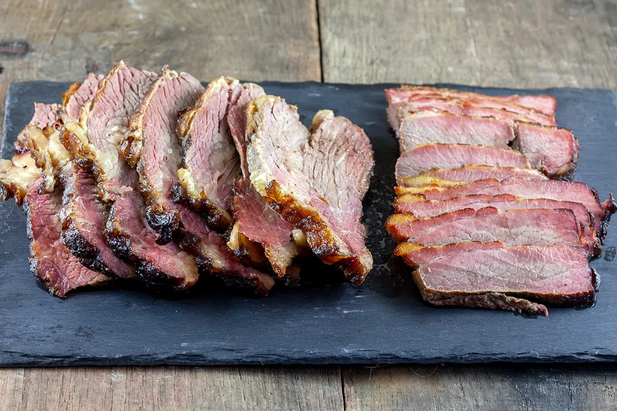 Gerookte beef brisket - langzaam gegaard vlees van de smoker