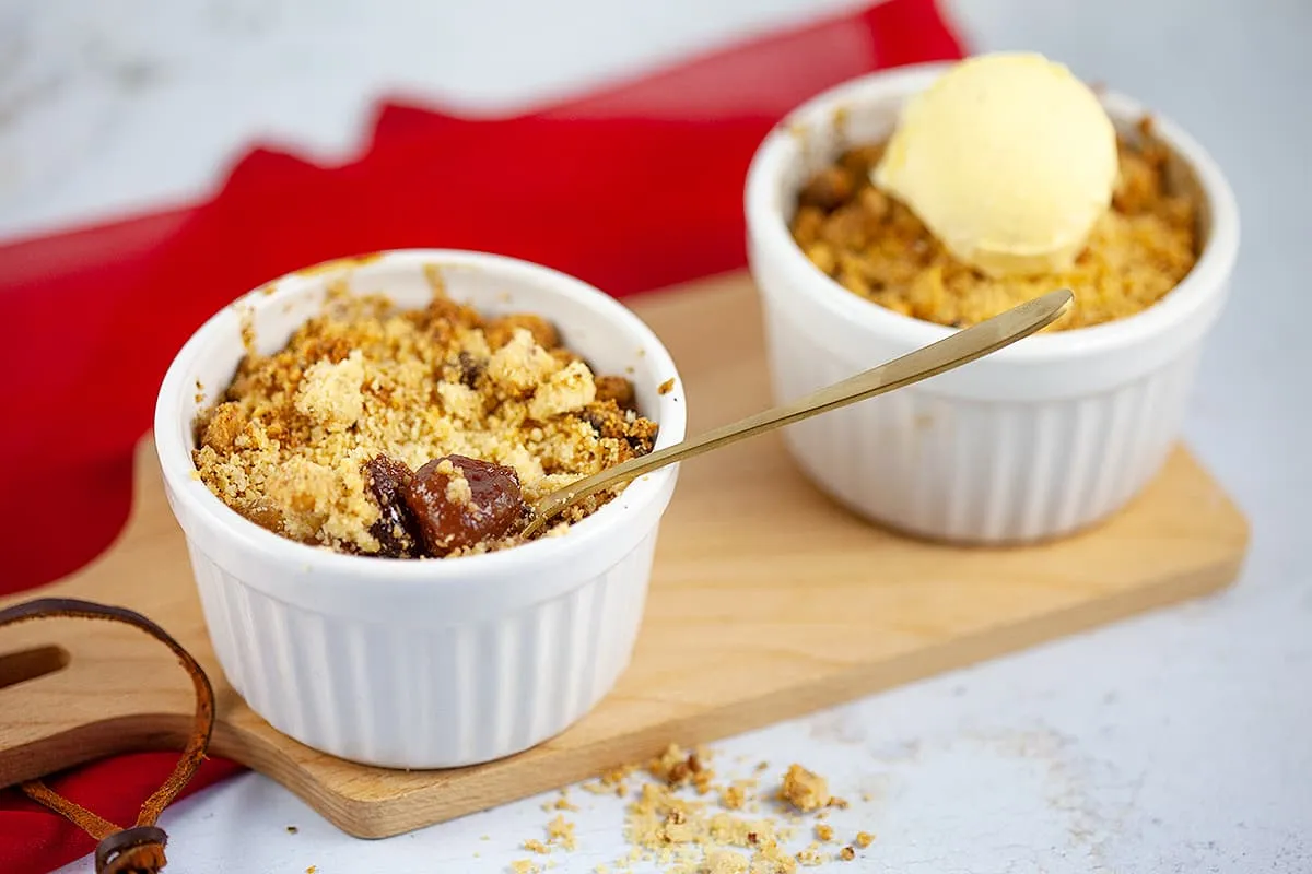 Kersen crumble