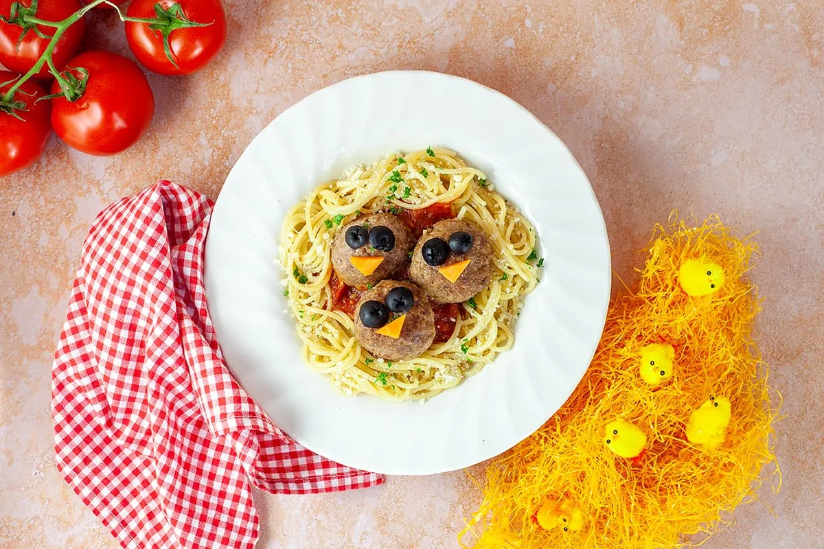 Vogelnest pasta met gehaktballen