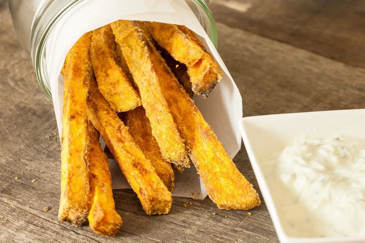 Zoete aardappel friet uit de oven
