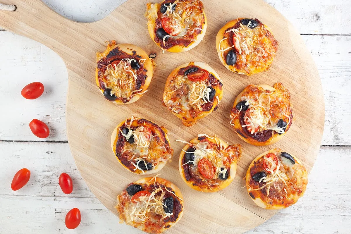 Mini pizza hapjes - super leuk om uit te delen!