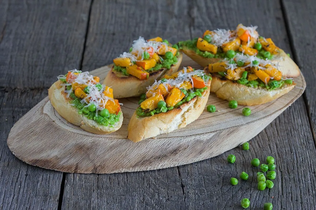 Bruschetta met pompoen en erwtjes