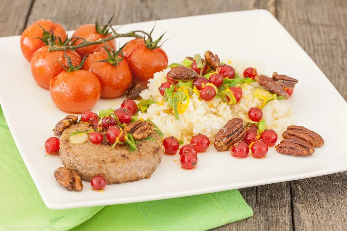 Gekarameliseerde pecannoten rijst met ovengebakken tomaten
