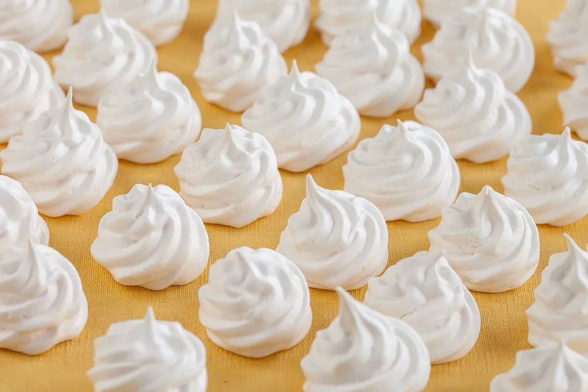 Mini schuimpjes (meringues) zijn knapperige, luchtige lekkernijen