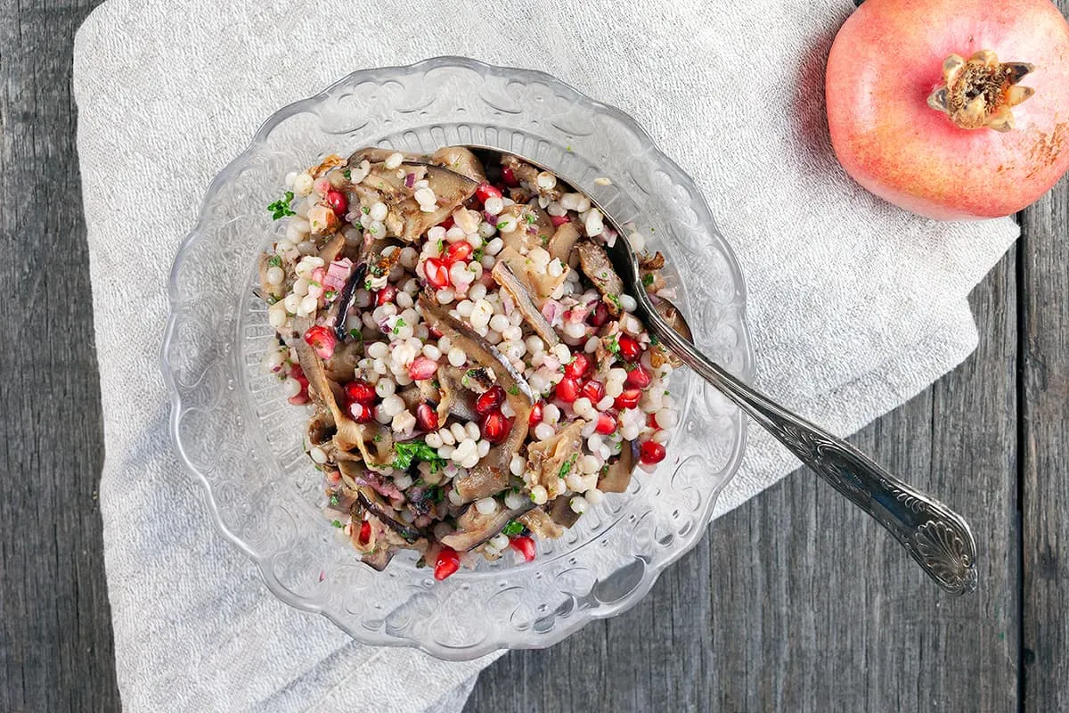 Parelcouscous salade met granaatappel en aubergine